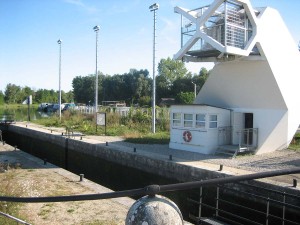 futuristisch sluishuis aan de ingang van het Rhone-Rijn kanaal