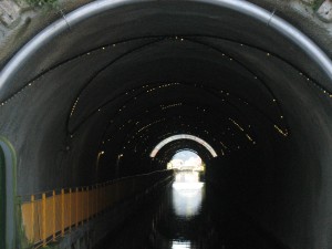 het tunneltje van Thoraize, met nu niet werkend watergordijn en kunstzinnige verlichting