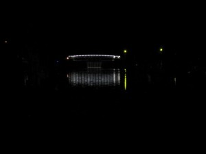 De nieuwe kanaalbrug in Moissac bij nacht